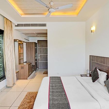 Отель Oyo Townhouse 484 Sanskriti Дели Экстерьер фото