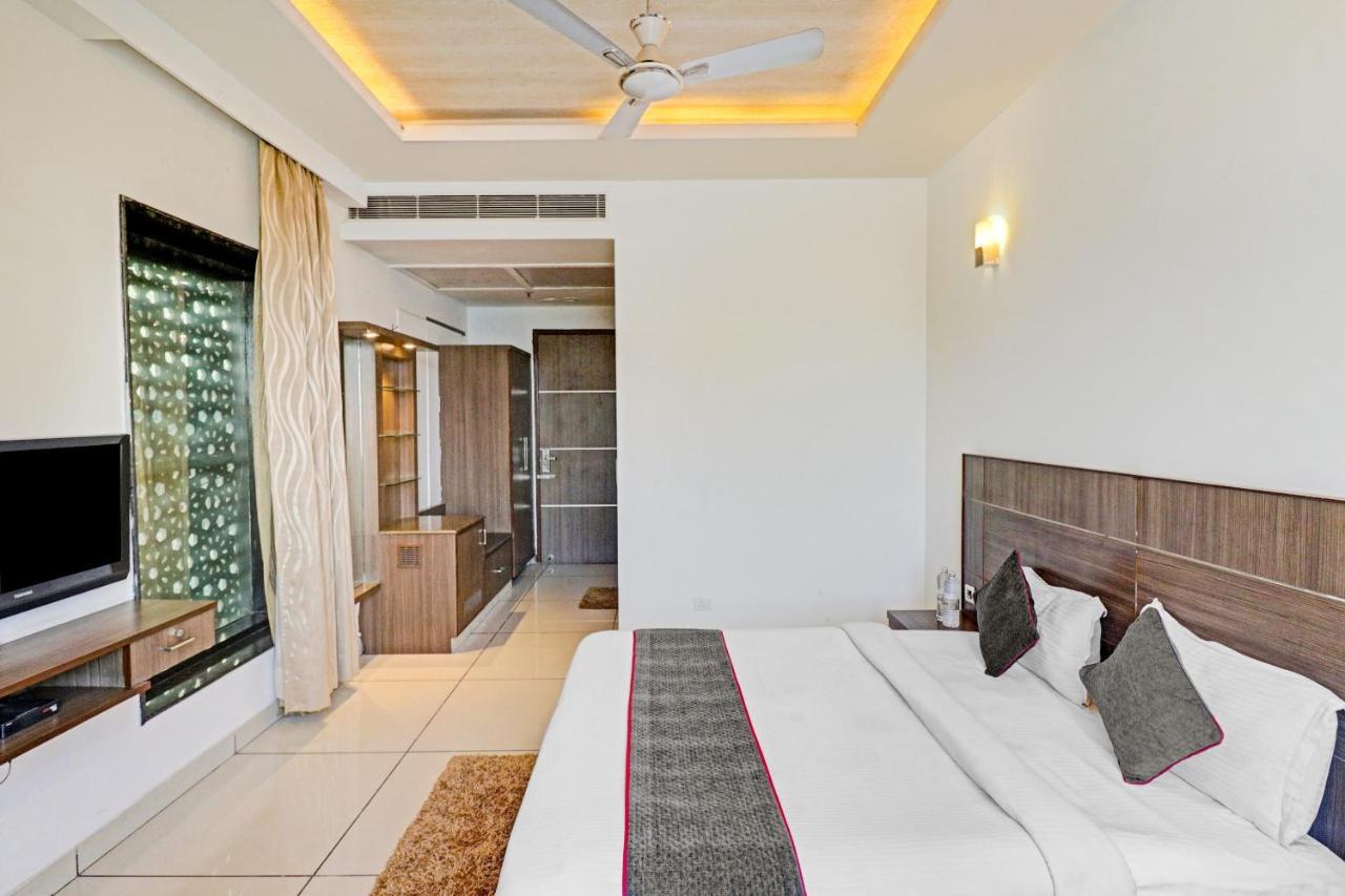 Отель Oyo Townhouse 484 Sanskriti Дели Экстерьер фото