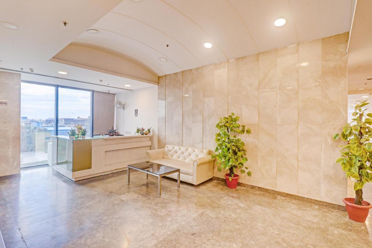 Отель Oyo Townhouse 484 Sanskriti Дели Экстерьер фото